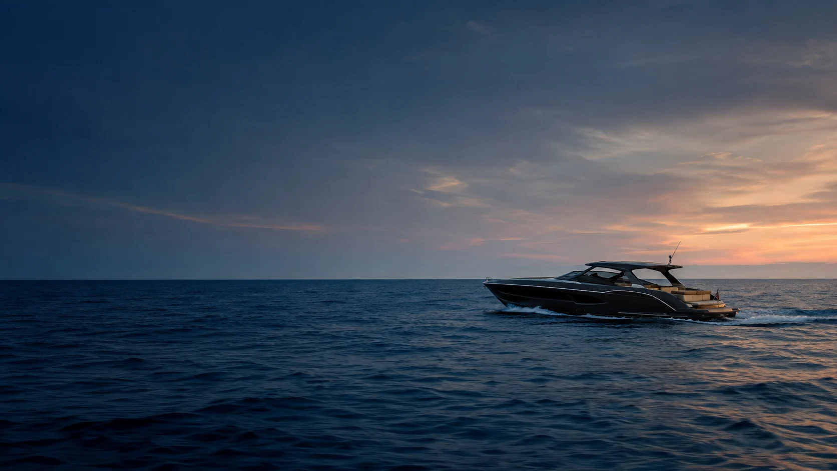Yacht à moteur naviguant au coucher du soleil sur la Côte d’Azur